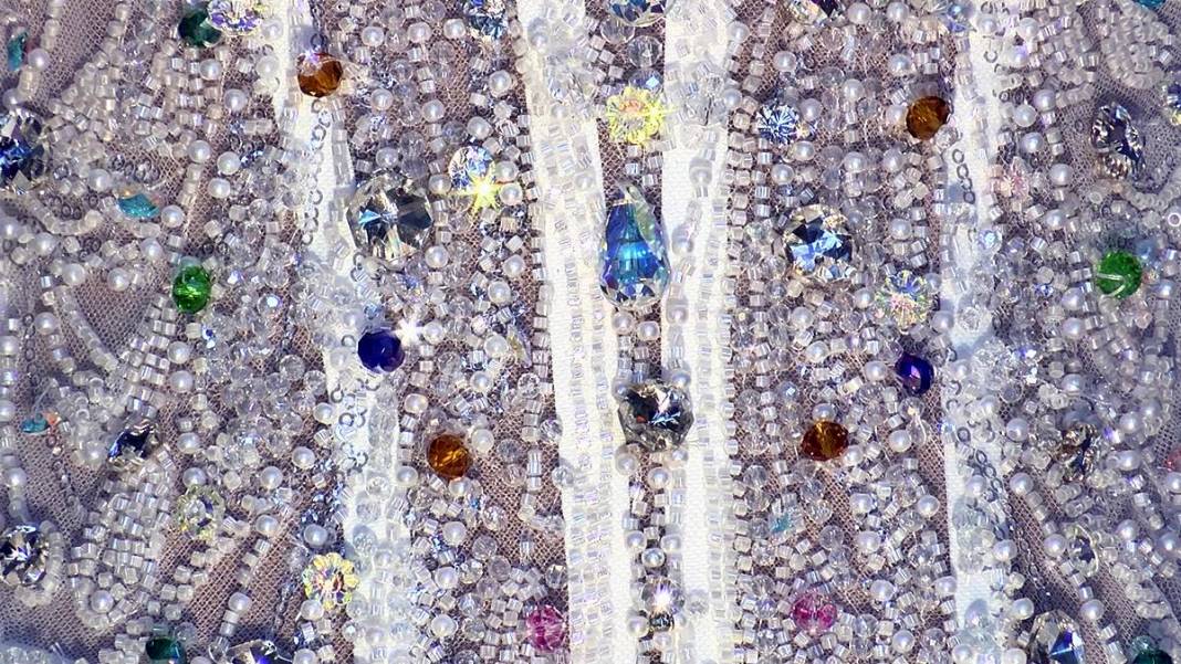 Bu gelinliğin fiyatını duyanların ağzı beş karış açık kalıyor! 30 kilogram ağırlığında, 8 ayda dikildi 6